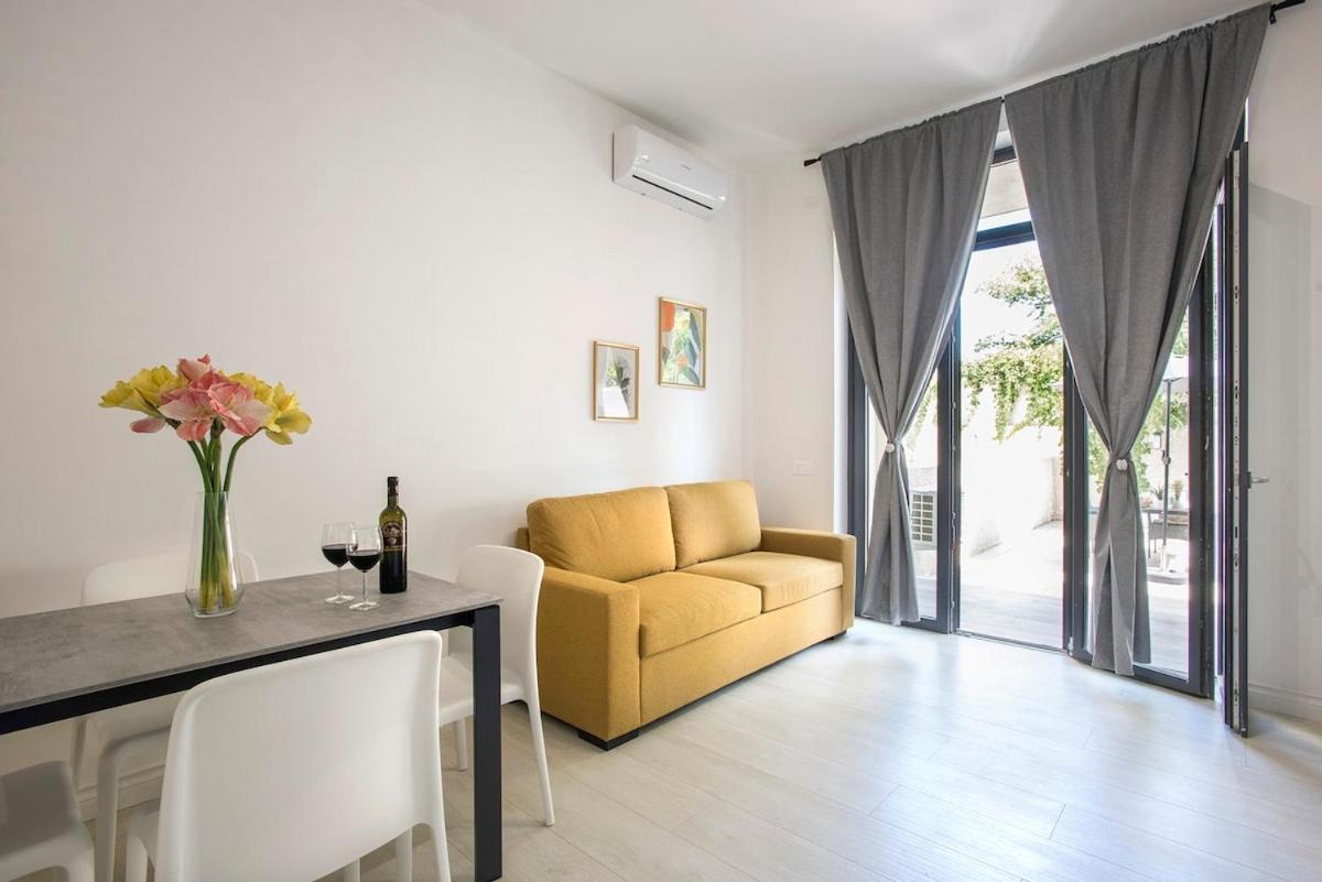 Urban Oasis With Patio For 5 Guests - Reserved Parking - Termini Rom
