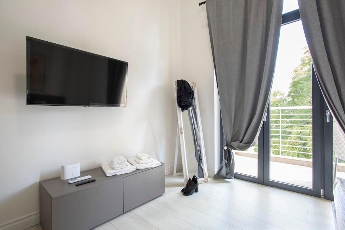 Urban Oasis With Patio For 5 Guests - Reserved Parking - Termini Apartment *