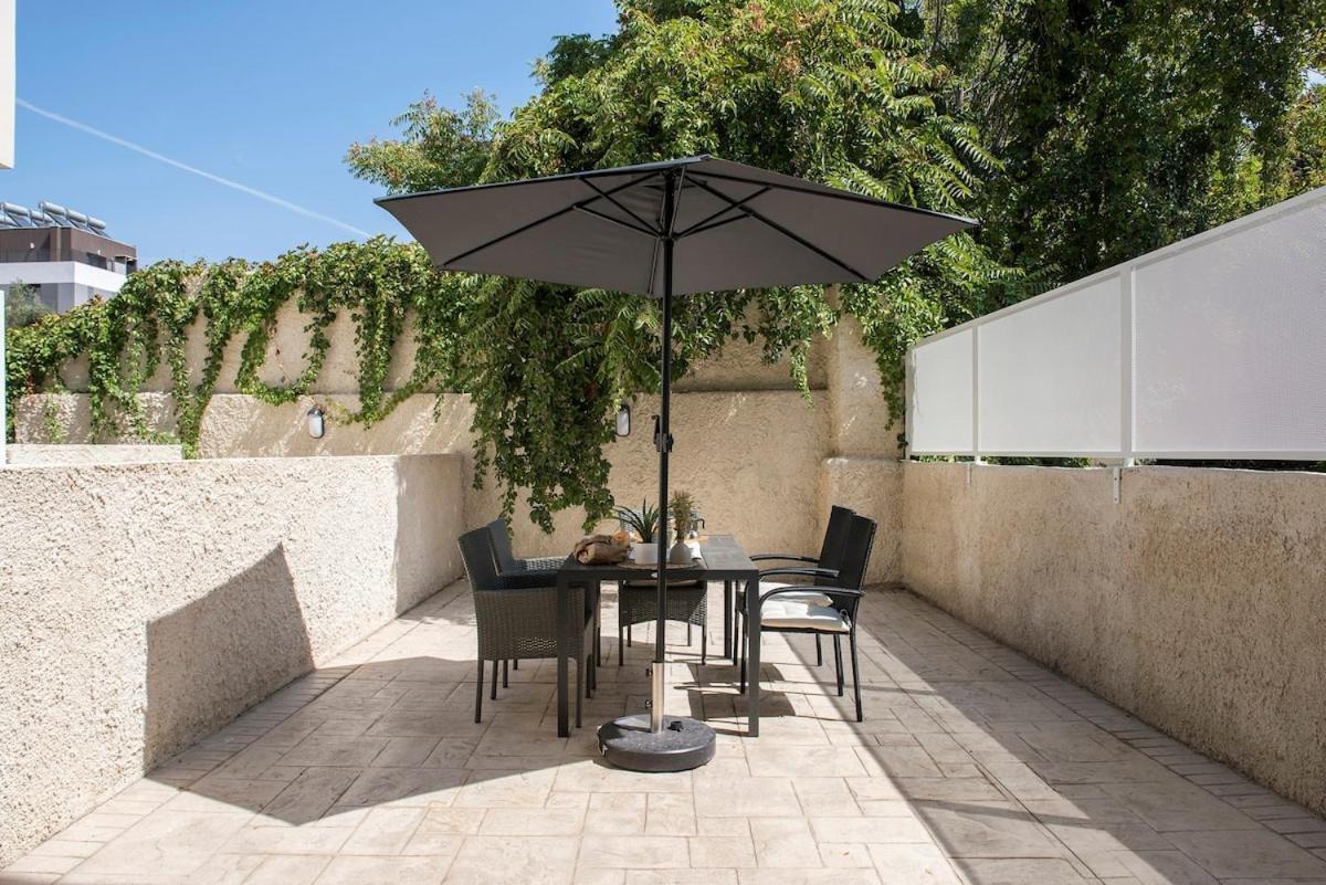 Urban Oasis With Patio For 5 Guests - Reserved Parking - Termini Apartment